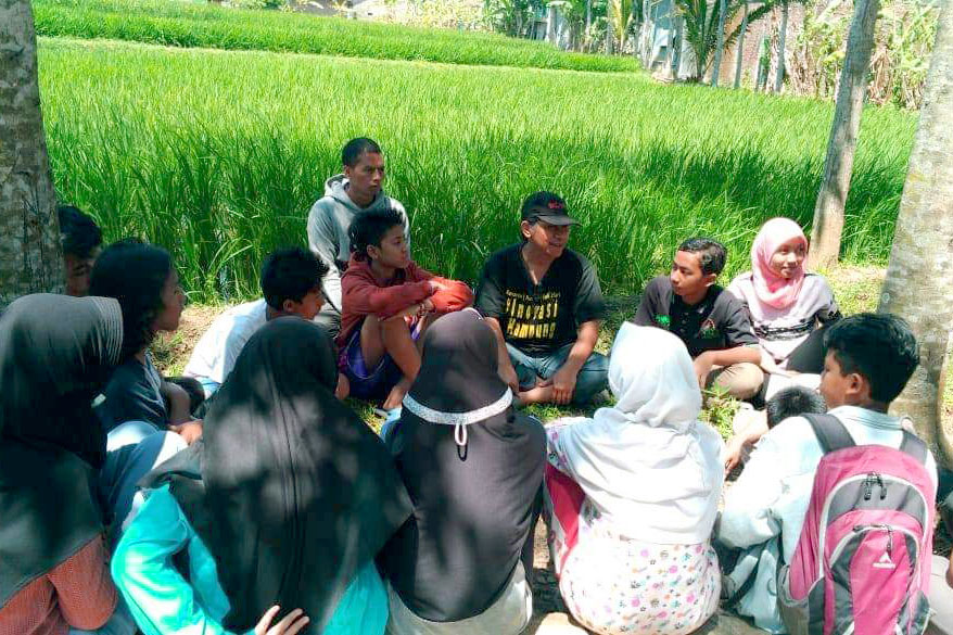 Ahmad Bahruddin sedang berdiskusi bersama warga belajar KBQT di sawah garapan SPPQT | Foto: Ahmad Bahruddin
