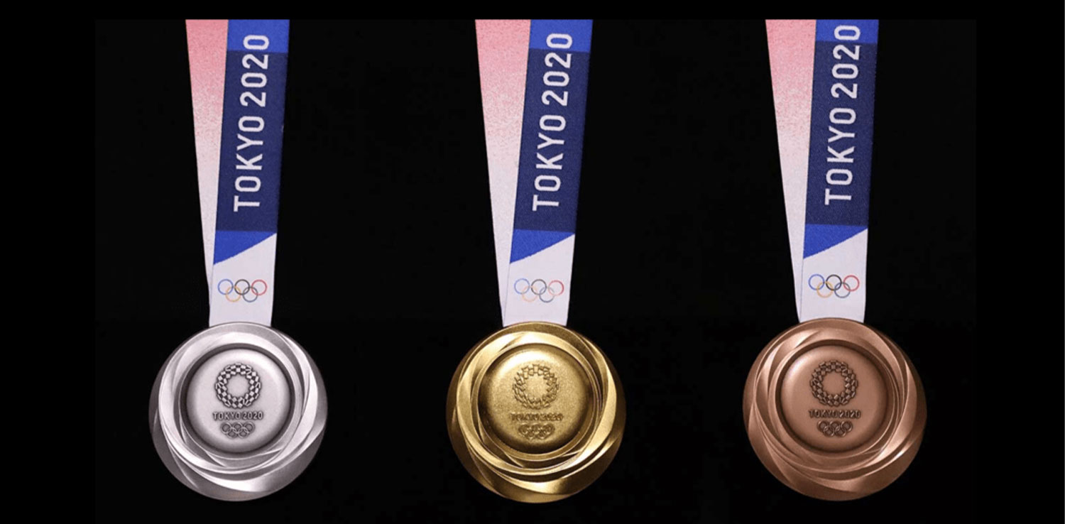Dari kiri ke kanan: Medali perak, emas, dan perunggu Olimpiade Tokyo pada tali warna biru bertuliskan Tokyo 2020