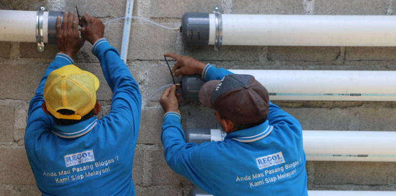 Petugas memasang tabung BIOMIRU. | Sumber: Yayasan Rumah Energi