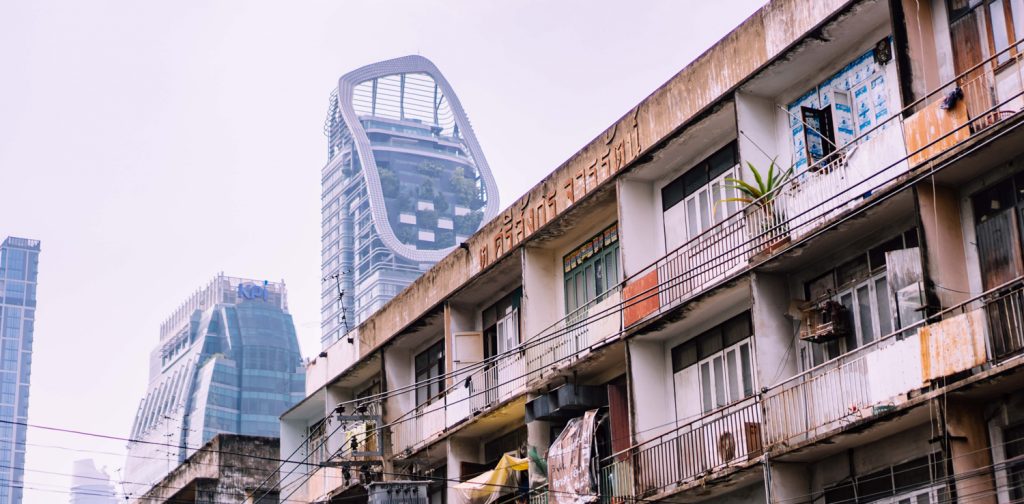 The Global Risk Report: Pemukiman kumuh dengan gedung pencakar langit di bagian belakang