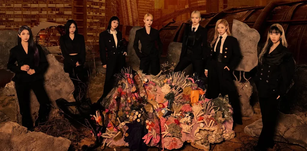 tujuh perempuan anggota dreamcatcher berdiri mengelilingi patung tumbuhan laut yang terbuat dari plastik