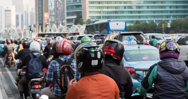 Antrean panjang kendaraan menunggu lampu berubah hijau di sebuah jalan di Jakarta.