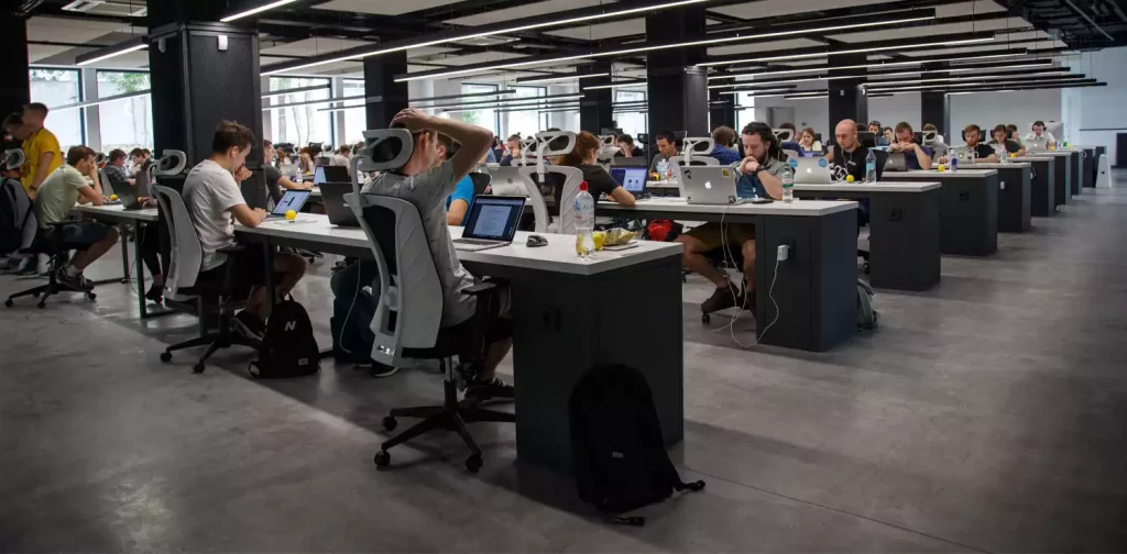 Sejumlah orang melakoni pekerjaan kantor di depan laptop mereka.