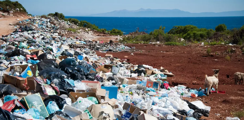 Tumpukan sampah plastik di tepi pantai