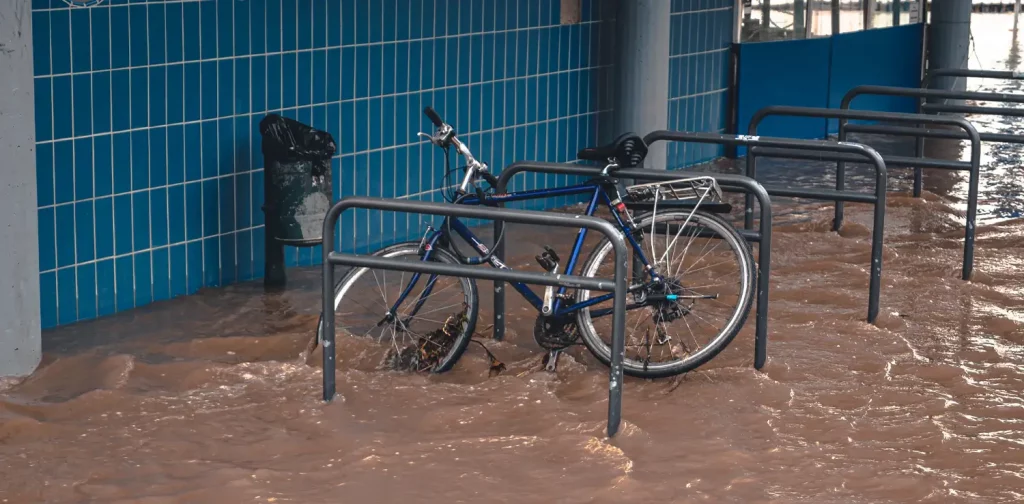 sebuah sepeda di parkiran yang tergenang banjir di Bonn, Jerman