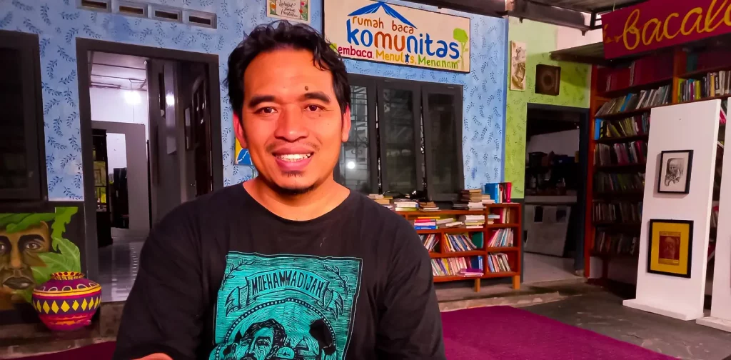 David Efendi, pendiri Rumah Baca Komunitas (RBK) saat berbincang dengan Green Network di markasnya di Yogyakarta.