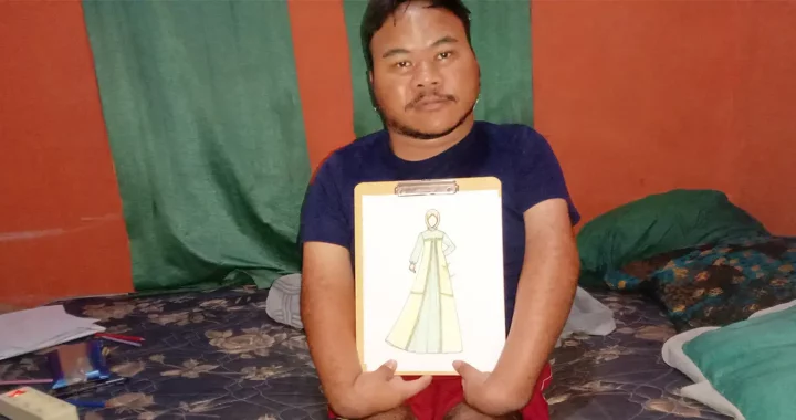 Rahmat Hidayat, desainer difabel daksa menunjukkan desain yang ia gamba