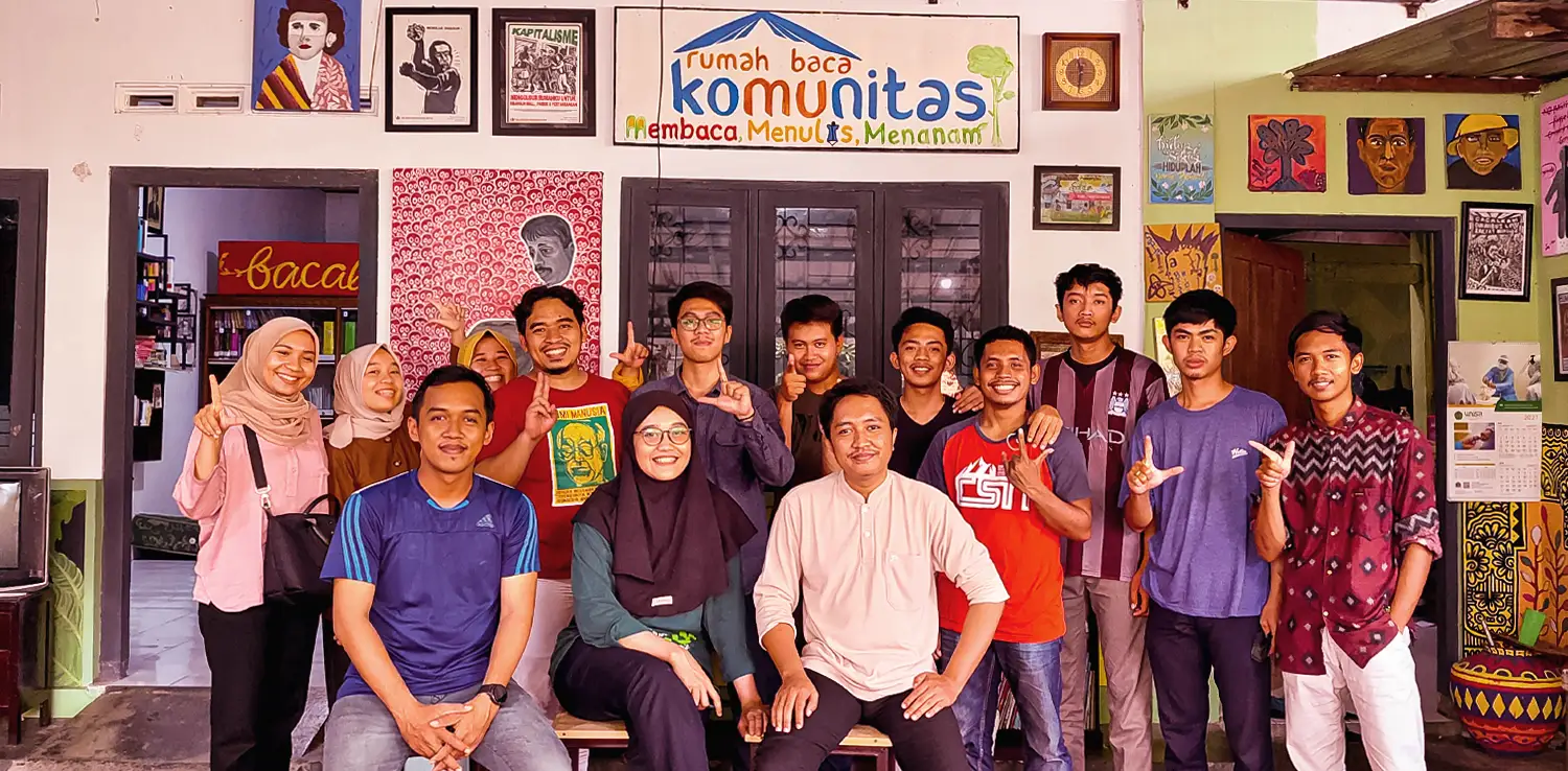 Para pegiat Rumah Baca Komunitas berfoto bersama di markas mereka di Yogyakarta. 