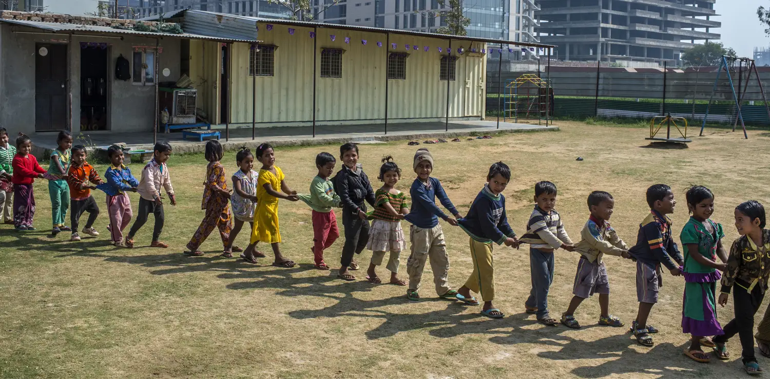 anak-anak mengantri di mobile creche di india