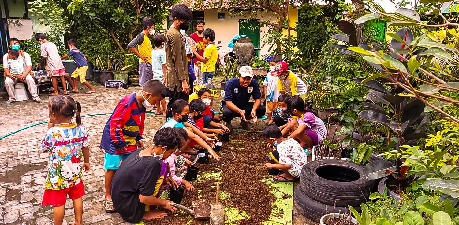 Pegiat RBK mengajak anak-anak menanam pohon bersama.