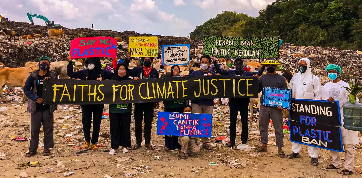  Pegiat Rumah Baca Komunitas menggelar aksi Faiths for Climate Justice di TPA Piyungan. 