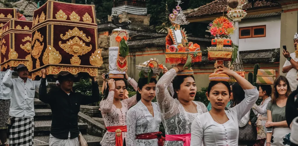 sejumlah warga Bali membawa nampan dalam sebuah upacara adat di Desa Penglipuran, Bali.