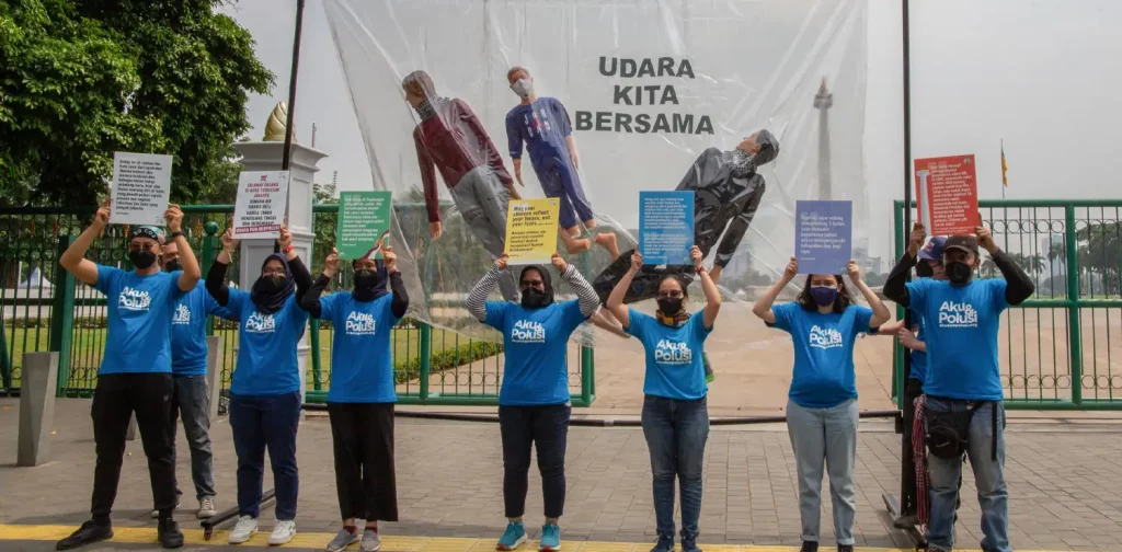 Aktivis Greenpeace dan Koalisi IBUKOTA melakukan aksi unjukrasa teatrikal memperingati satu tahun kemenangan gugatan warga negara atas hak udara bersih di DKI Jakarta.