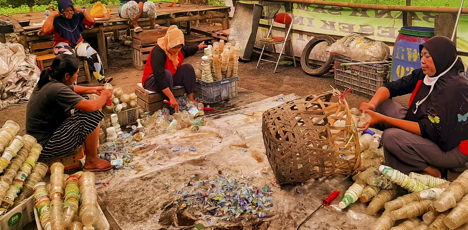 Ibu-ibu membuat eco-brick dari sampah laut yang dikumpulkan. 