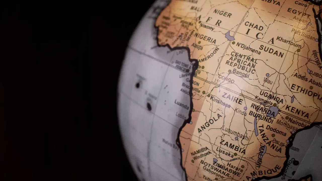 Peta Afrika dengan latar hitam