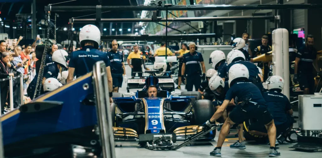 Sejumlah kru pit stop Formula 1 dari Sauber F1 Team sedang berlatih mengganti ban sebelum balapan di GP Singapura tahun 2017