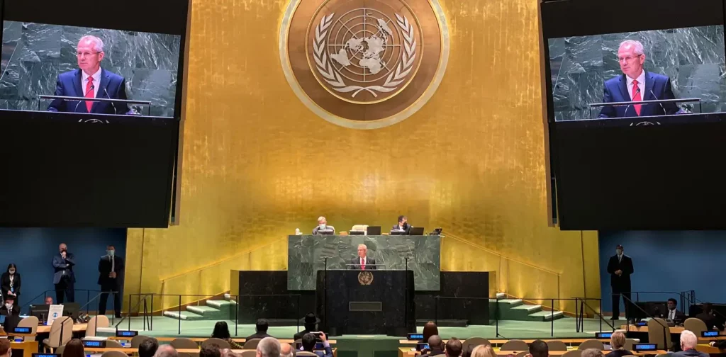 Presiden Majelis Umum PBB ke-77 Csaba Kőrösi berdiri di belakang podium di markas besar PBB