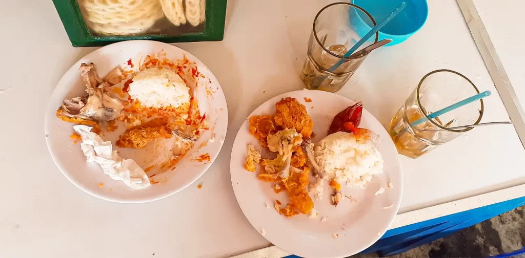 Kenampakan dari sisa makanan pelanggan yang tidak habis di sebuah warung makan ayam goreng di Kota Yogyakarta, DIY.