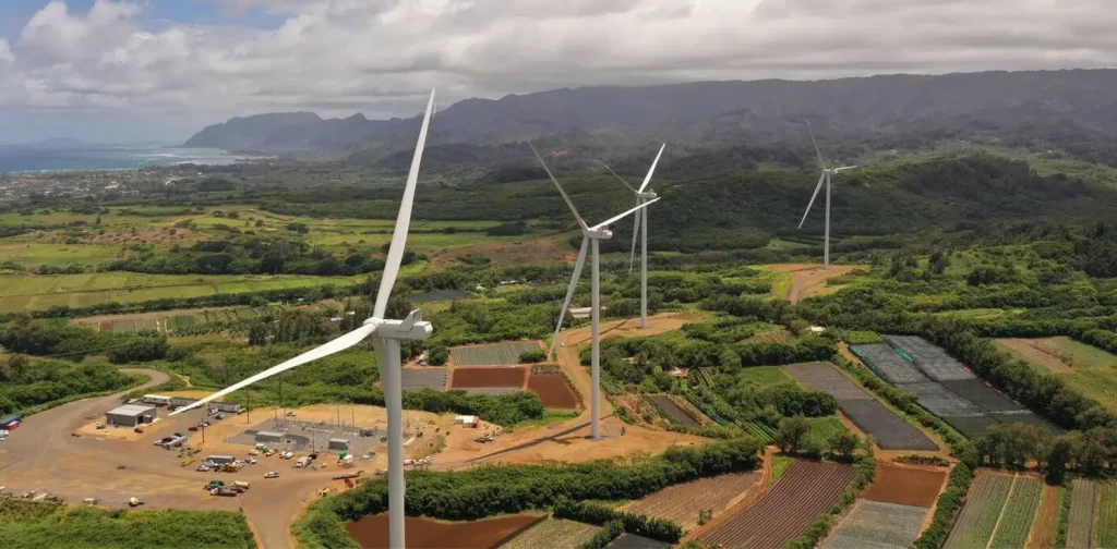 Lanskap hijau hawaii dengan empat kincir angin berukuran besar