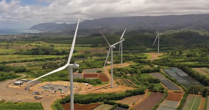 Lanskap hijau hawaii dengan empat kincir angin berukuran besar