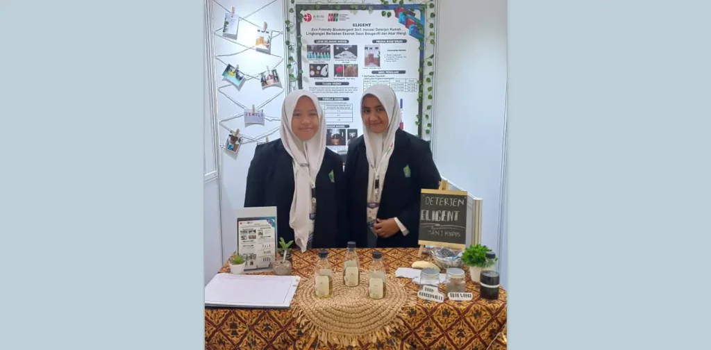 Najida Labiba (kiri) dan Izza Ramadhani (kanan) saat memamerkan bio deterjen mereka di National Young Inventors Award InaRI Expo 2022.