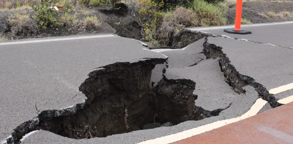 Jalan yang rusak akibat gempa bumi