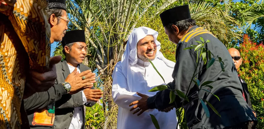 Syekh Mohammed Al-Issa menerima pohon Walisanga dan menanamnya di halaman Masjid Ibnu Batutah, Kompleks Puja Mandala, Bali.
