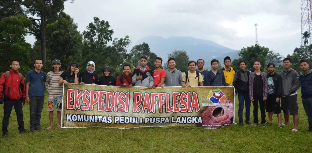 Para anggota Komunitas Peduli Puspa Langka (KPPL) Bengkulu.