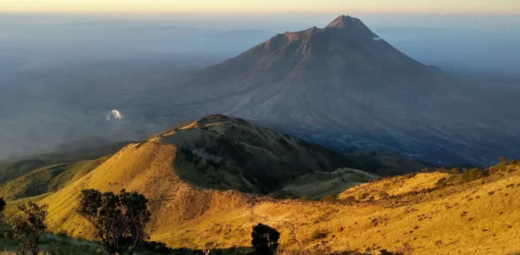 Gunung Merapi dilihat dari Gunung Merbabu.