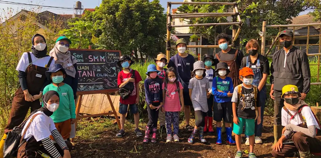 Seni Tani menerima kunjungan anak-anak sekolah untuk belajar berkebun.