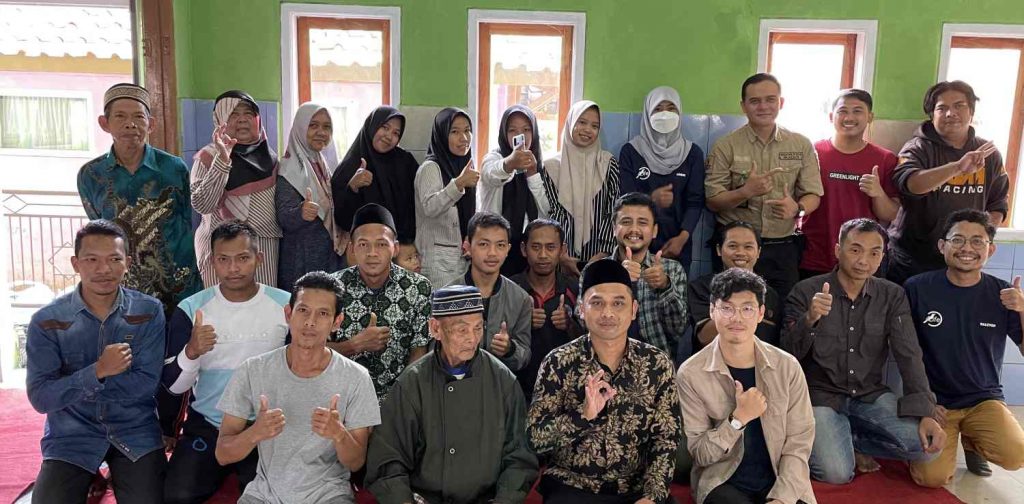 Tim SITH-ITB bersama warga kawasan penyangga Suaka Margasatwa Gunung Sawal.