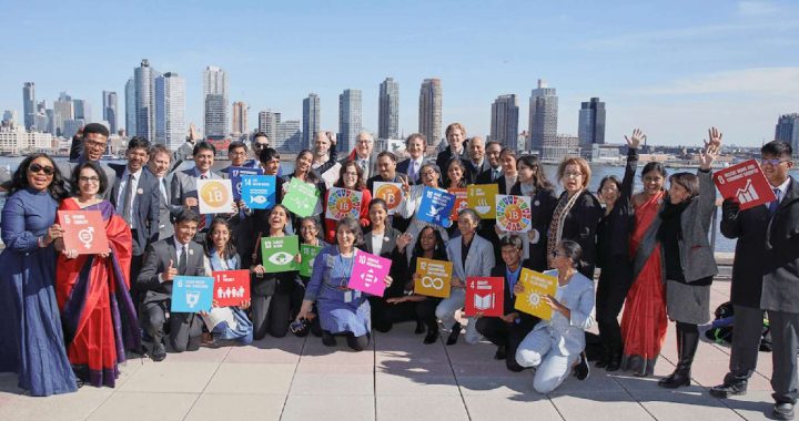 Pemimpin Muda Masa Depan berpose bersama dewan SDGs di 1M1B Activate Impact Summit