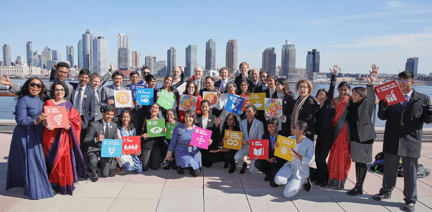 Pemimpin Muda Masa Depan berpose bersama dewan SDGs di 1M1B Activate Impact Summit