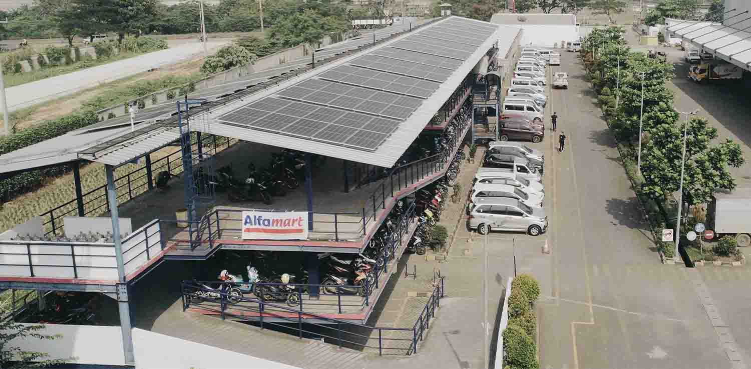 Panel surya dipasang di kantor cabang Alfamart.