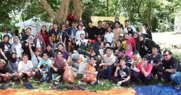 Aksi bersih sampah Sungai Ciliwung oleh World Clean-up Day Indonesia