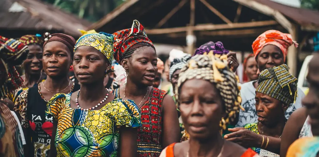 sekelompok perempuan Sierra Leone mengenakan pakaian tradisional