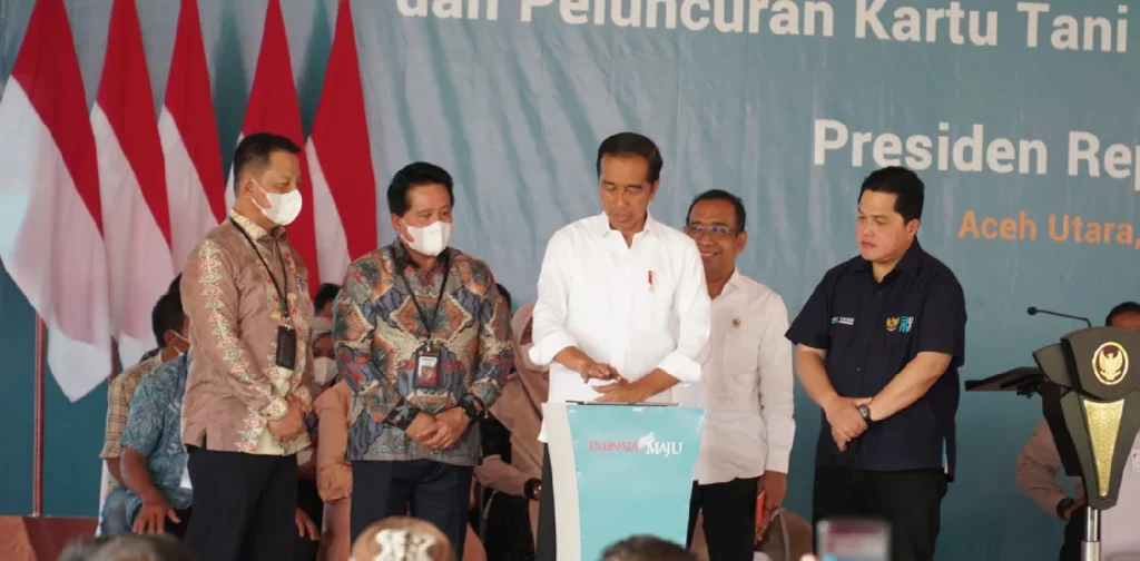 Direktur BSI (kedua dari kanan), presiden Jokowi, dan Menteri BUMN Erick Thohir saat penyerahan KUR dan Kartu Tani Digital di Aceh.