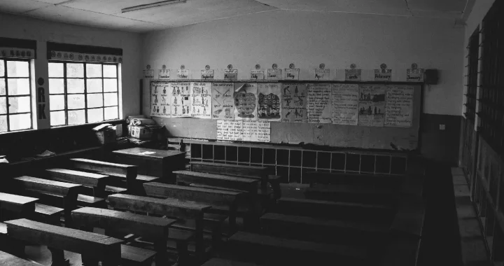 foto hitam putih sebuah ruang kelas yang kosong