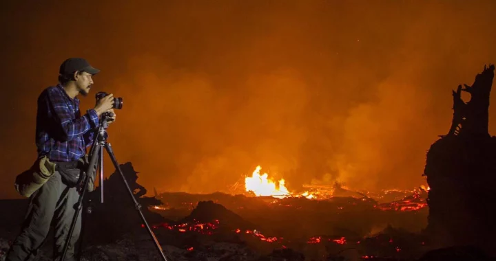 Ulet Ifansasti saat memotret kebakaran hutan di Kalimantan Tengah pada 2019.
