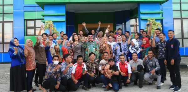 Menaker Ida Fauziyah bersama para petugas dan peserta pelatihan vokasi di BPVP Kendari.