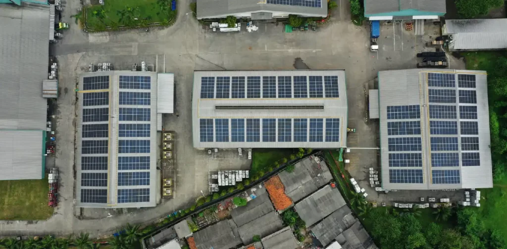 Panel surya PLTS Atap terpasang di pabrik PT Alkindo Mitraraya, Tangerang, Banten.