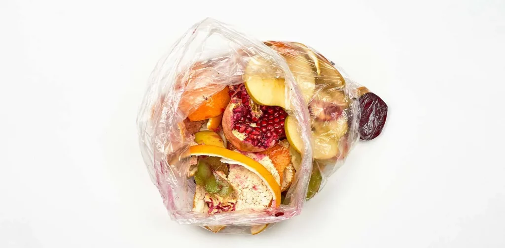 sampah buah-buahan dan sisa makanan lainnya di dalam kantong plastik.