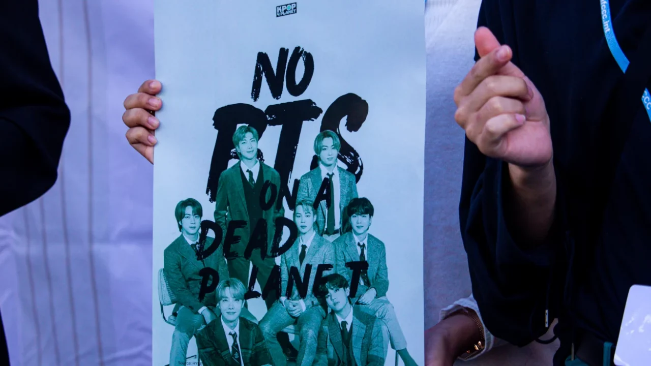 Penggemar BTS menunjukkan poster bertulisan ‘No BTS on A Dead Planet’.