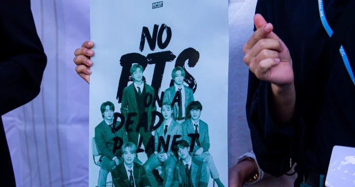 Penggemar BTS menunjukkan poster bertulisan ‘No BTS on A Dead Planet’.