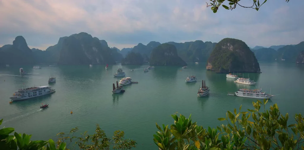 Teluk Ha Long Bay Vietnam dengan panorama laut biru, perahu, dan pulau-pulau kecil