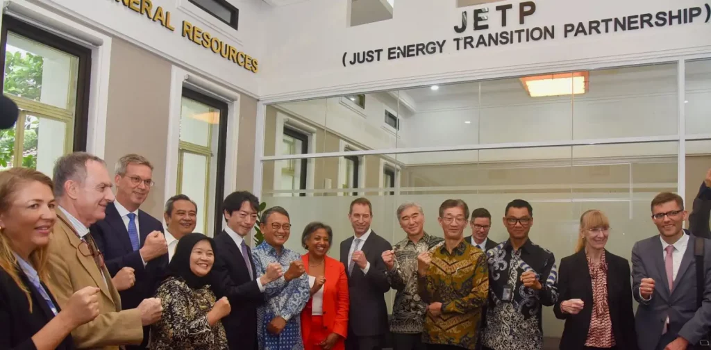 sejumlah pejabat dari negara-negara yang terlibat dalam JETP di Indonesia berfoto bersama di Sekretariat JETP di gedung Kementerian ESDM.
