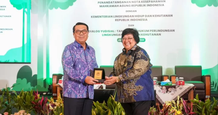 etua MA Muhammad Syarifuddin dan Menteri LHK Siti Nurbaya saat penandatanganan MoU kerja sama antara MA dan KLHK.