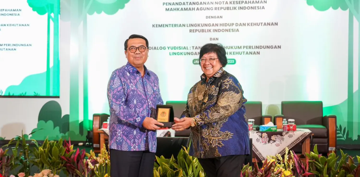etua MA Muhammad Syarifuddin dan Menteri LHK Siti Nurbaya saat penandatanganan MoU kerja sama antara MA dan KLHK.