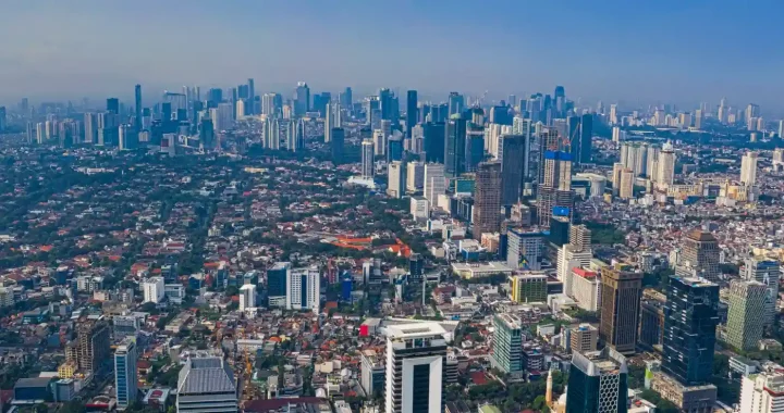 Pemandangan Kota Jakarta dengan gedung-gedung tinggi.