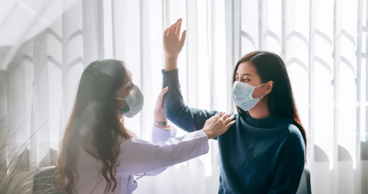 seorang dokter perempuan memeriksa seorang pasien perempuan